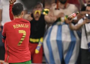 تعرض اللاعب كريستيانو رونالدو لهجوم بزجاجات كوكا كولا