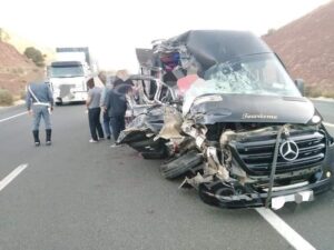 إصطدام قوي بين حافلة وشاحنة بمنحذر الموت بأكادير يخلف قتلى وجرحى +”صور”