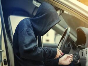 أكادير : الغموض يكتنف سرقة سيارة، وعناصر الشرطة تستنفر عناصرها لفك لغز العملية. 11 سارقة سيارة