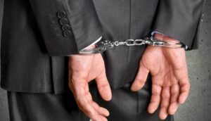 مٱل قضية المديرة و المدير العشيقين اللذين تم ضبطهما متلبسين بممارسة الفساد وسط قسم مخصص للإطعام.