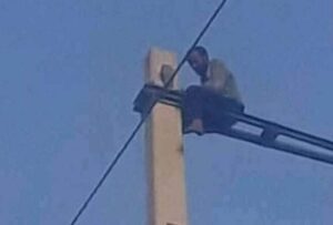 تارودانت : شخص يصعد لعمود كهربائي عالي الضغط وسط إستنفار غير مسبوق +”صورة”