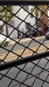 أكادير : سيارة مجنونة تقتحم إقامة سكنية بشكل هوليودي +”صورة”