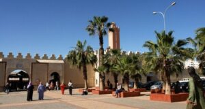 أكادير : الإغلاق يطال عددا من أبواب سوق الأحد بأكادير بعد تنامي فيروس كورونا وسط إجراءات مشددة.