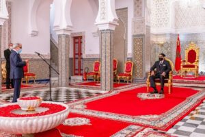 والي بنك المغرب يستعرض أمام الملك التقرير السنوي للبنك المركزي