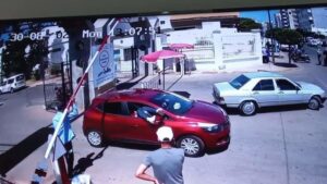 عصابة مسلحة تحاول اختطاف ممرضة من قلب المستشفى الذي تعمل به (صورة)