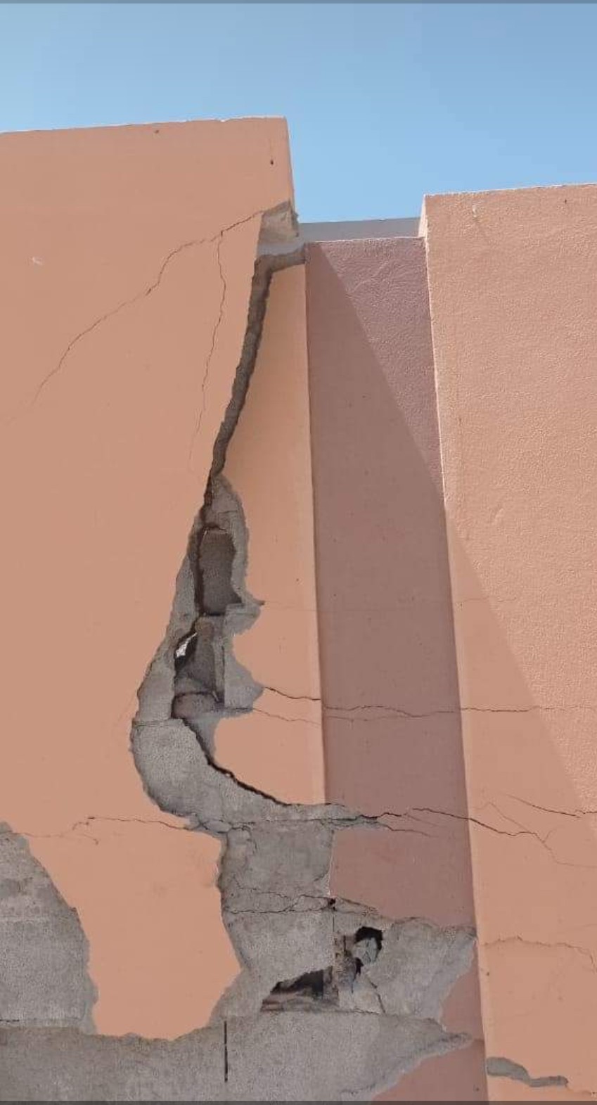 فضيحة التصدعات بسور المجزرة الجماعية الجديدة بأولاد تايمة التي كلفت الملايين تضع حيصلة العدالة والتنمية في الشك