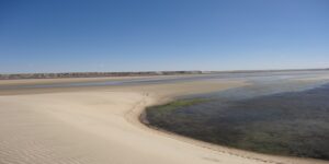 العثور على سائحة ستينية جثة هامدة وفقدان أخرى بأحد شواطئ المملكة 12 la dune blanche