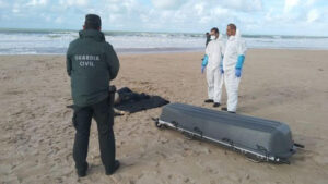 سوس ماسة : أمواج البحر تلفظ جثة متحللة لشابة في مقتبل العمر