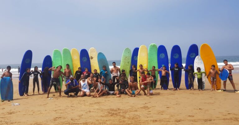 أكادير تحتضن ورشة رياضية في ركوب الأمواج لفائدة أطفال منطقة أنزا .