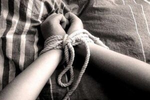 “تكبيل” مواطن يقود رجال شرطة للتحقيق.