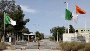 جزائريون يقتحمون الحدود المغربية الجزائرية وسط مطاردة الحراس لهم