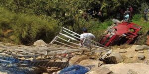 حرب الطرق تودي بحياة أشخاص في حادث انقلاب سيارة بطريقة مروعة في منطقة جبلية.