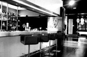 أكادير : حانات وفنادق تخرق حالة الطوارئ الصحية، وسط مطالب بتدخل السلطات