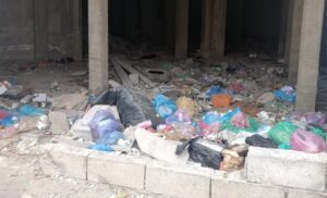 أكادير : متسكعون يحتلون عمارة مهجورة، وسط غضب المواطنين من ممارساتهم المشينة.(+صور)