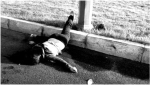 فتاة ترمي بنفسها من سيارة على قارعة الطريق للهروب من مختطفيها