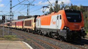 جريمة بشعة.. وجه طعنات غادرة لطليقته ثم ألقى بنفسه أمام القطار