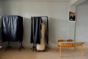 تزنيت .. التصوير بالهاتف داخل معزل للتصويت يقود شخصين للاعتقال 4 داخل معزل للتصويت