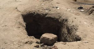 سقوطه في حفرة عميقة