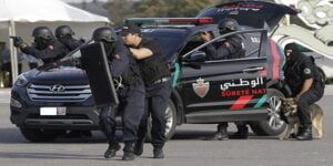 فرقة مكافحة العصابات تطلق النار لإيقاف مجرم هائج هاجم عددا من المواطنين و الشرطة بسيفين كبيرين في الشارع العام.