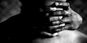 بسبب طلاقه من والدته.. أب ينهي حياة ابنه بدم بارد