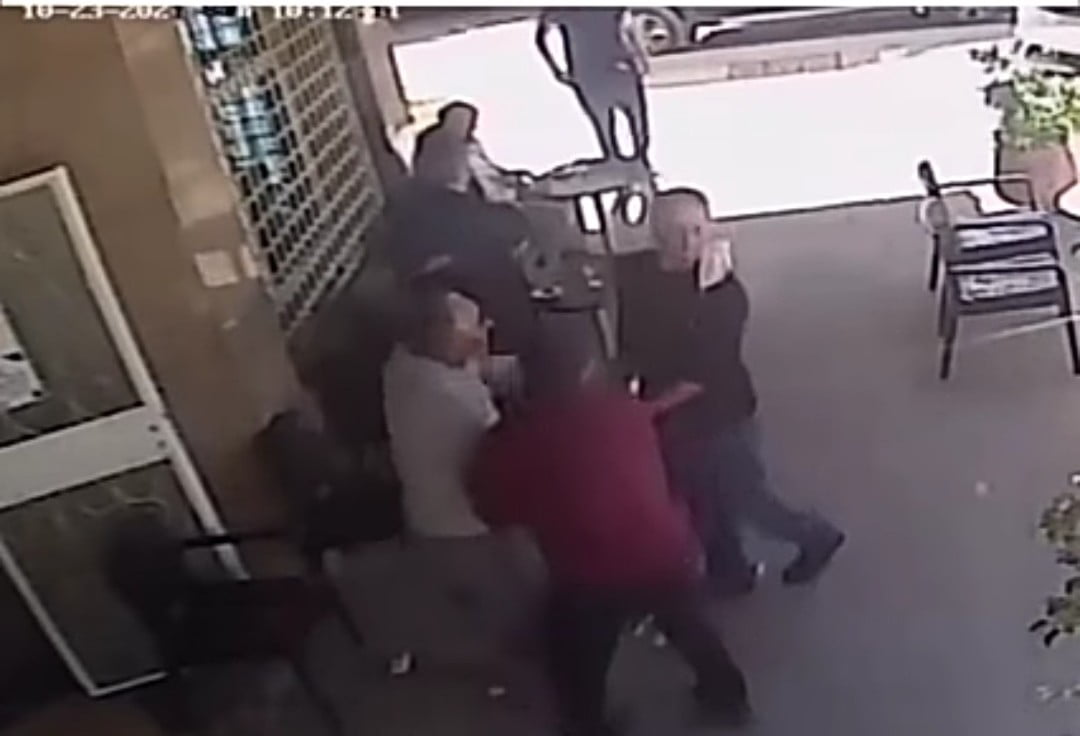 هذه حقيقة فيديو “صفع شرطي لنادل” طالبه بجواز التلقيح