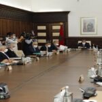 دركيان بزيهما الوظيفي يعربدان بالشارع العام، ويتسببان في فضيحة مدوية