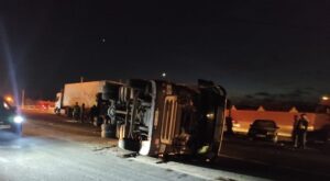 انقلاب شاحنة من الحجم الكبير يعرقل حركة السير ضواحي أكادير (+صور)