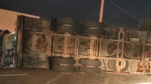 إنقلاب شاحنة وسط مدينة أيت ملول يفجر فضيحة غير متوقعة