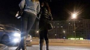 أكادير : مواطنون يتهمون بائعات الهوى و محترفات الدعارة بتحويل حياتهم إلى جحيم، و يدعون الجهات الوصية بالتدخل. 3 بائعات الهوى و محترفات الدعارة