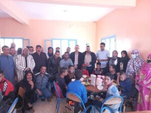 تزنيت: رئيس جماعة يتناول الطعام مع نزلاء دار الطالب، بعد لقاء الاطمئنان على الإشاعات. 2 رئيس جماعة يتناول الطعام مع نزلاء دار الطالب