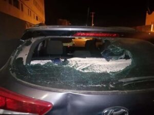 سيارة أصغر رئيس جماعة بالمغرب تتعرض لهجوم شنيع (+صورة) 1 سيارة