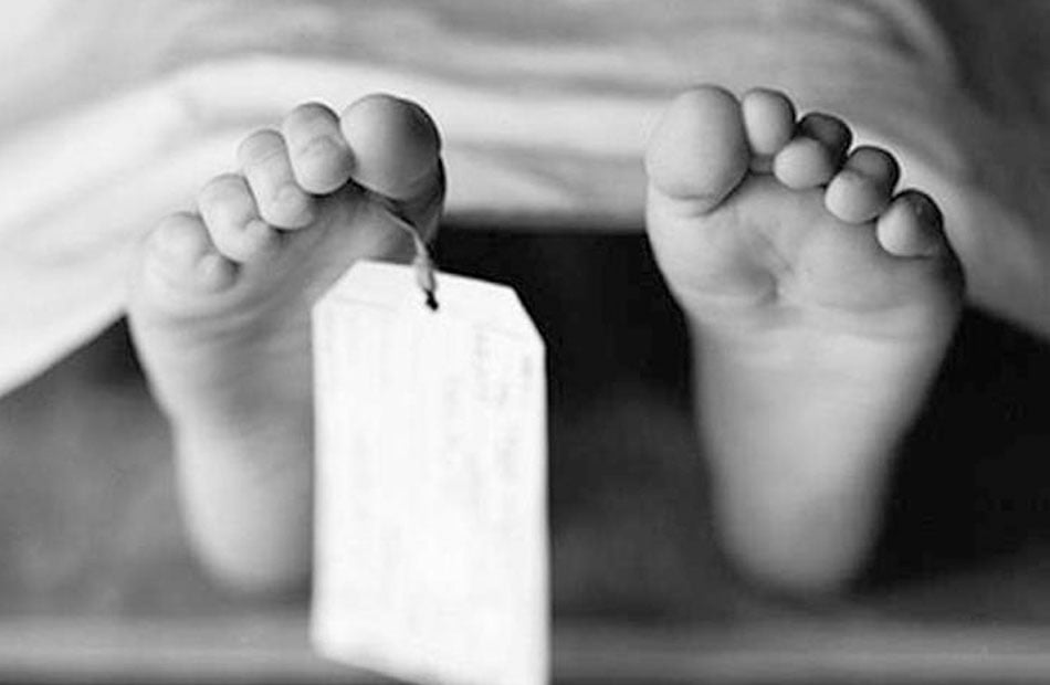 في مشهد مؤلم.. طفل يلقى مصرعه دهسا بسيارة والده