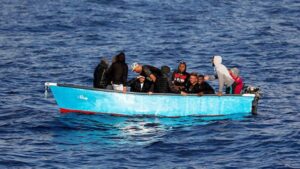عون سلطة يتخلى عن عمله ويهاجر نحو إسبانيا في قوارب الموت رفقة ابنه 12 قوراب الهجرة