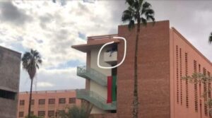 ممرض يهدد بالإنتحار من الطابق الرابع للمستشفى