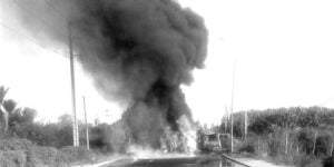 اندلاع النيران بشكل مهول بعد اصطدام سيارة بحاجز قنطرة شمال أكادير