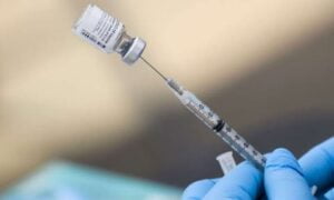 دولة عربية تطعيم مواطنيها بالجرعة الرابعة من لقاح فيروس كورونا .