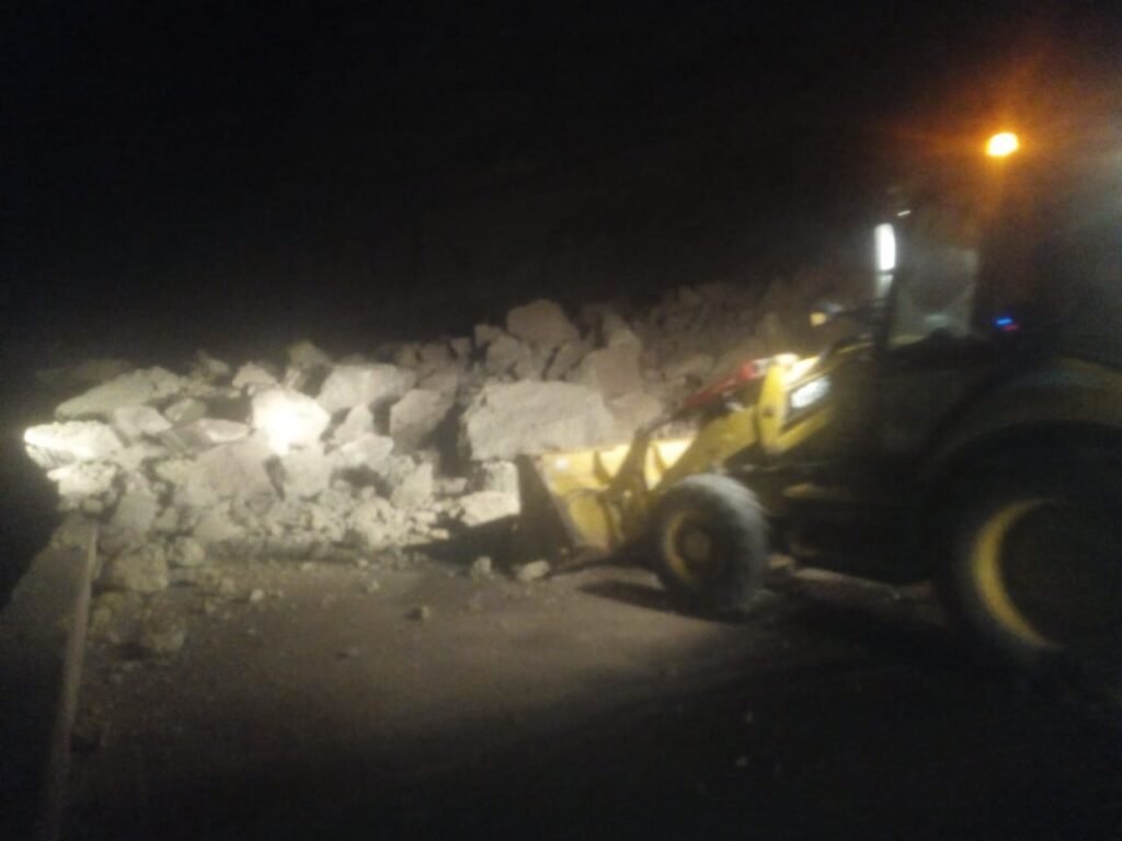 أكادير : إنهيارات صخرية مفاجأة تقطع الطريق وتستنفر السلطات +”صور”