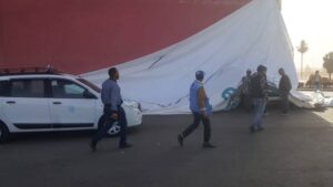 بالصورة: الرياح القوية تسقط قطعة من لوحة إشهارية على سيارات الأجرة بإنزكان.