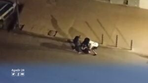 أكادير : عصابة تعرض مواطنا لاعتداء خطير وتسلب ممتلكاته أمام أعين المواطنين.(+فيديو) 10 أكادير 18122021