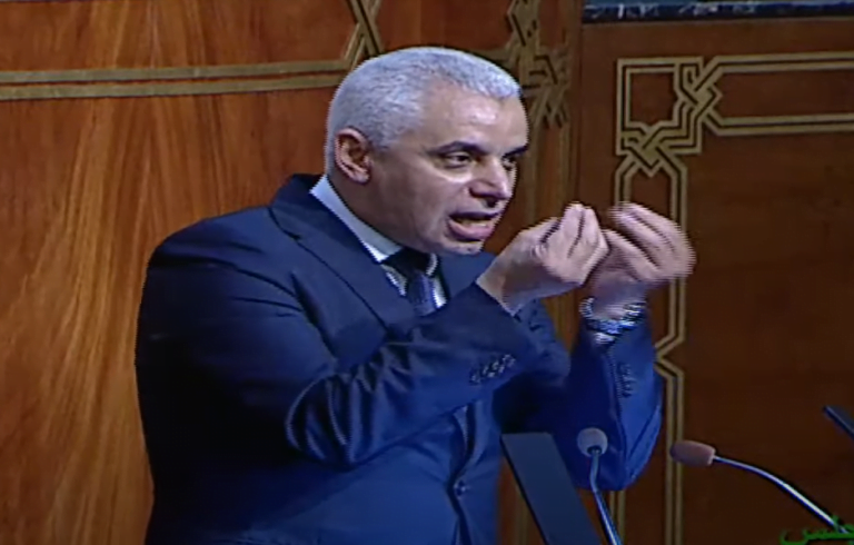 إلزامية إدلاء الملقحين بشهادة pcr في المطارات يجر أيت الطالب إلى المساءلة