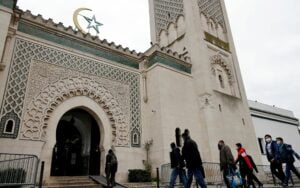 إغلاق 21 مسجدا