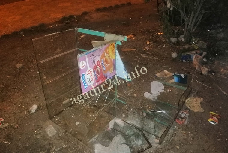 تزنيت : صندوق زجاجي مكسر بالطريق العام يهدد سلامة المواطنين +”صور”