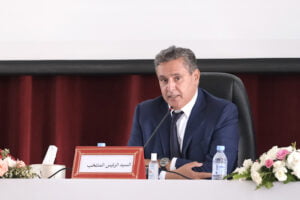 أخنوش يتحدث عن أوميكرون و فتح الحدود و المنتخب الوطني، و مواضيع أخرى خلال استضافته في برنامج تلفزي. 10 أخنوش