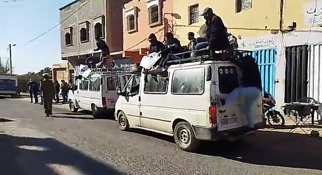 تارودانت : سائقو سيارات النقل السري “الخطافة” والساكنة يحتجون ويطالبون بالإنصاف