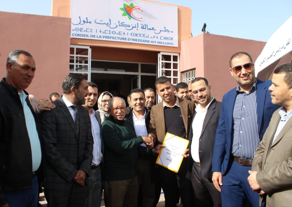 رئيس مجلس عمالة إنزكان أيت ملول يشرف على تسليم حافلتين للنقل المدرسي لجماعتي أولاددحو والتمسية