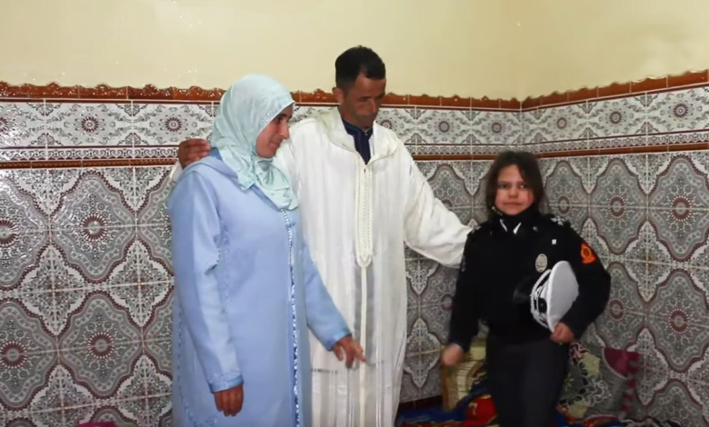 أصغر شرطية بالمغرب تقدم واجب العزاء لعائلة الطفل ريان