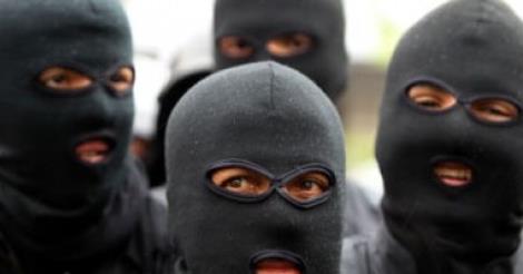 مجهولون يعترضون سبيل سيارة أجرة ويقومون بفعل جنوني