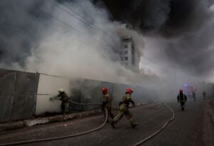 خطير: روسيا تطلق النار على أكبر محطة نووية في أوروبا، و إطلاق صافرات الإنذار في العاصمة الأوكرانية 11 اشتعال النيران في زابوريجيا، أكبر محطة للطاقة النووية في أوكرانيا