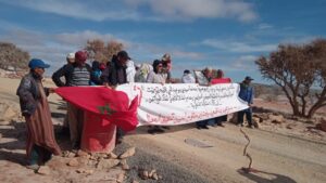 تزنيت : أضرار "مقلع" و الطريق السريع "تزنيت-الداخلة" تخرج مواطنين للاحتجاج. 6 سيدي بوعبداللي 3