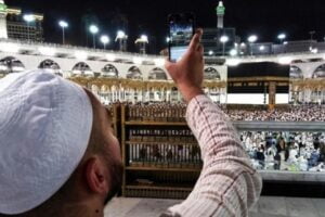 السعودية تعلن عن إجراءات جديدة خاصة بالراغبين في أداء العمرة 7 التصوير في الحرم المكي وأثناء العمرة